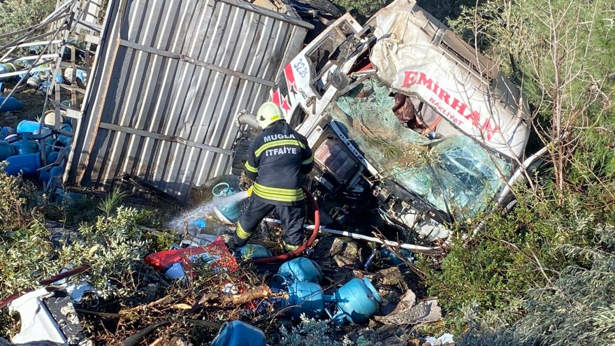 Devrilen tüp yüklü kamyonun sürücüsü öldü