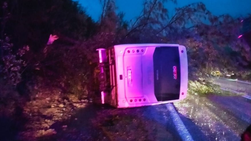 İŞÇİ SERVİSİ DEVRİLDİ: 14 YARALI