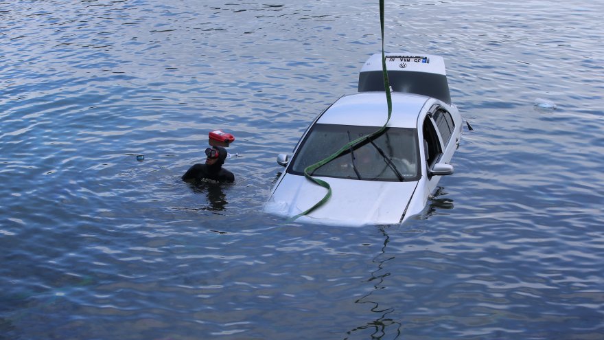 Denize düşen araçtaki 1 kişi öldü, sürücü yaralandı