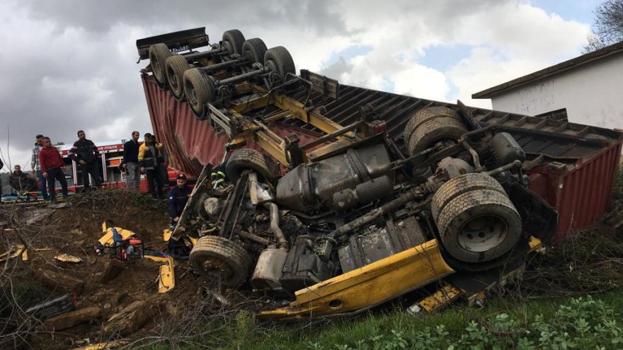 BALIK YEMİ YÜKLÜ TIR TARLAYA DEVRİLDİ