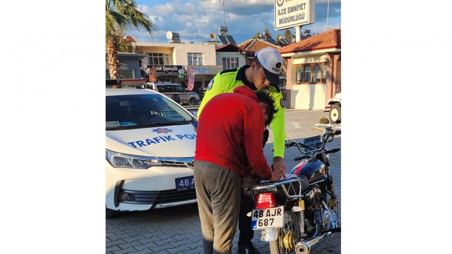 Motosiklette yatar halde seyreden çocuğa 5 bin 451 lira ceza kesildi