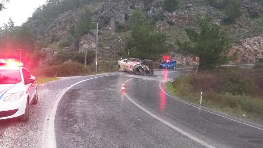 Devrilen beton mikserinin sürücüsü yaralandı
