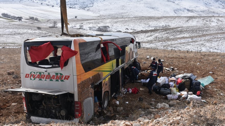 Bodrum'a giden yolcu otobüsü Afyonkarahisar'da devrildi, 8 kişi öldü