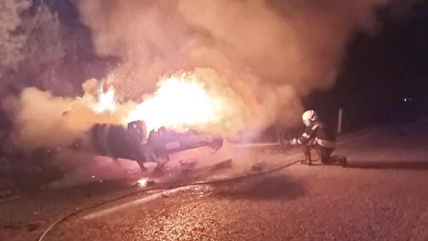 Fethiye’de araç yangını itfaiye ekiplerince söndürüldü