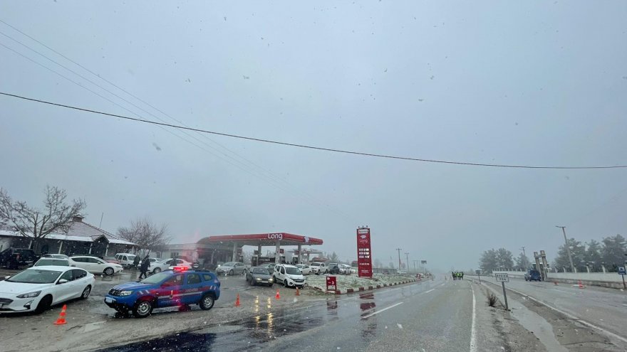 Muğla-Denizli kara yolu kar nedeniyle ulaşıma kapatıldı