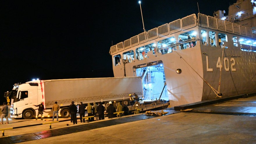 Muğla’dan deprem bölgesine tıbbi malzemeler ve iş makineleri askeri gemilerle yola çıktı