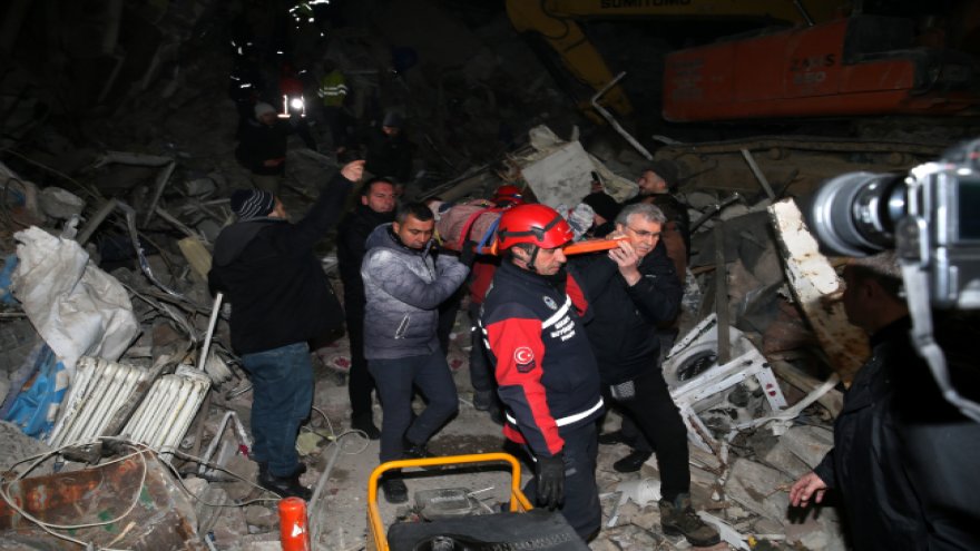 3 kişilik aile, 73 saat sonra enkazdan kurtarıldı