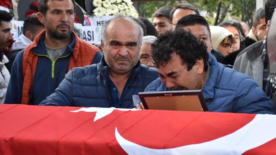 Depremde hayatını kaybeden genç rehber Marmaris'te toprağa verildi