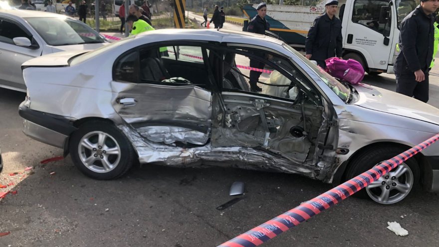 Muğla'da 4 aracın karıştığı kazada anne öldü, 2 çocuğu yaralandı