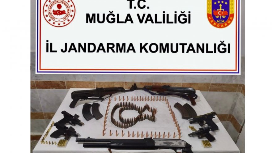 Menteşe’de bir şahısın evinde çok sayıda tüfek ele geçirildi