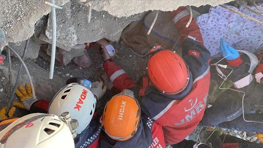 228. saat mucizesi: Bir kadın ve iki çocuk sağ çıkarıldı