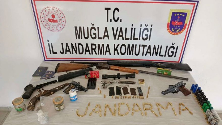 Dalaman’da silahları satmak isterken yakalandılar