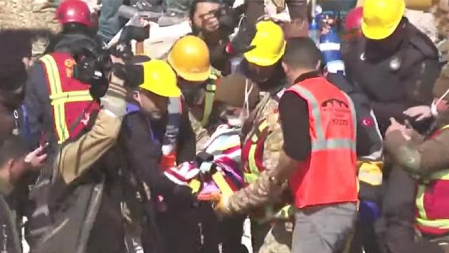Hatay'da 3 kişi depremin 296. saatinde enkazdan kurtarıldı