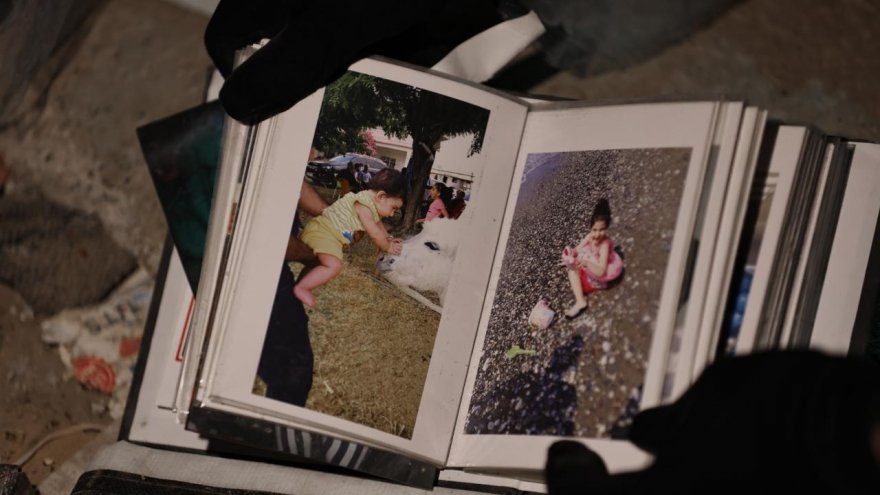 Enkazdan geriye fotoğraf albümleri kaldı