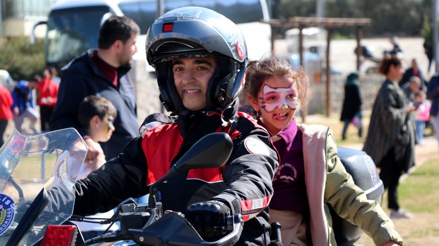 Fethiye'de depremzede çocuklar polis motosikletiyle gezdi