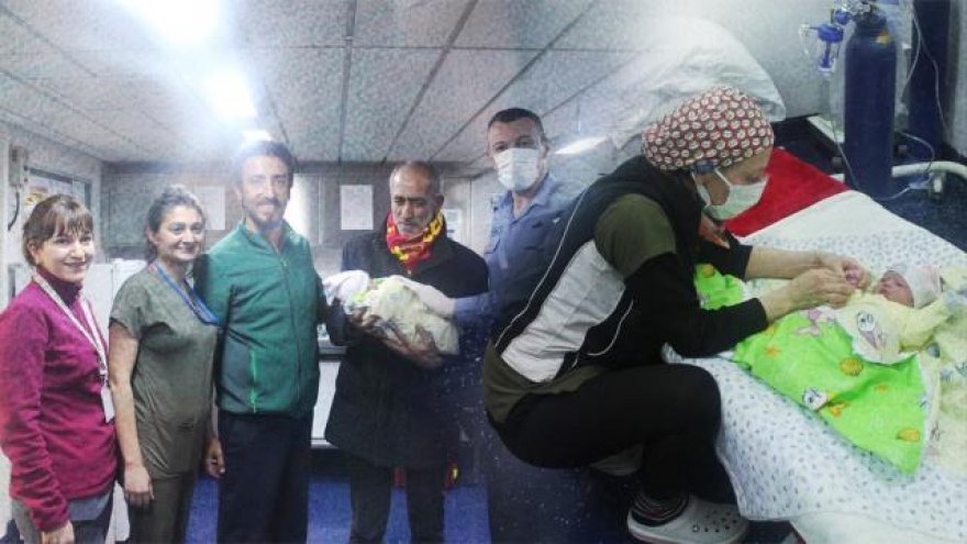 Hastaneye çevrilen TCG Bayraktar'da iki bebek dünyaya geldi