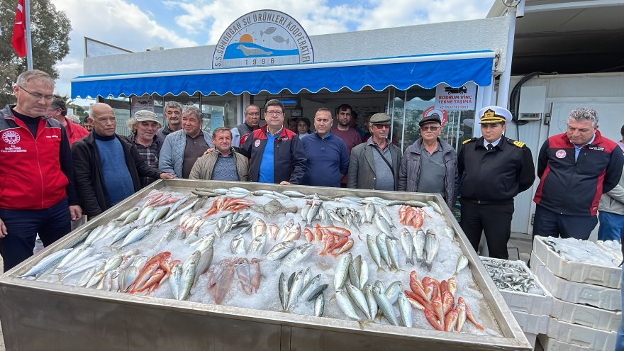 Bodrum'da mezatla satılan balıklardan elde edilen gelir depremzedelere bağışlandı