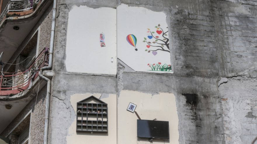 Anılar bitişik binanın yan duvarında asılı kaldı