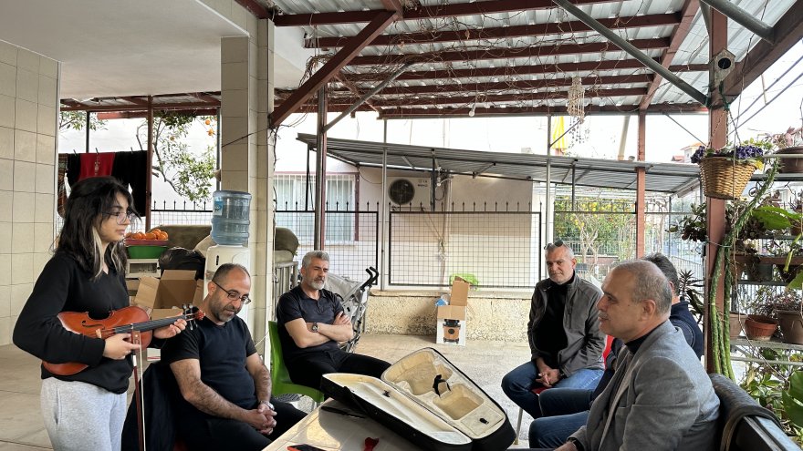 Ortacalı müzisyen depremzede Ebrar’a kemanını hediye etti