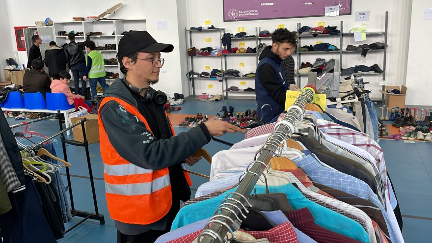 Gaziantep'ten Bodrum'a gelen depremzede genç yardım merkezinde gönüllü çalışıyor