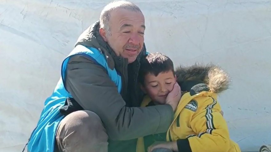 Muğla Müftülüğü personelinin depremzede çocukla vedalaşması duygulandırdı