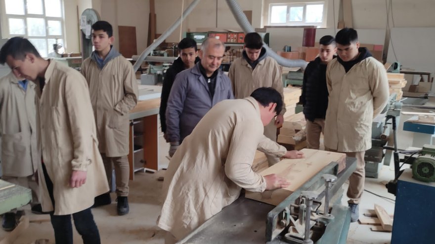 Muğla'daki meslek liselerinde depremzedeler için mobilya üretiliyor