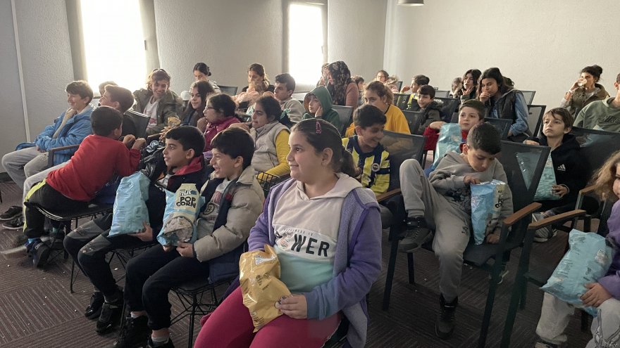 Depremzede çocuklar için otelde sinema etkinliği düzenlendi