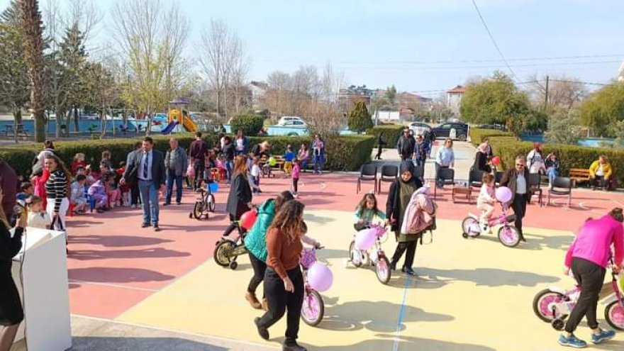 Depremzede öğrencilere bisiklet hediye edildi