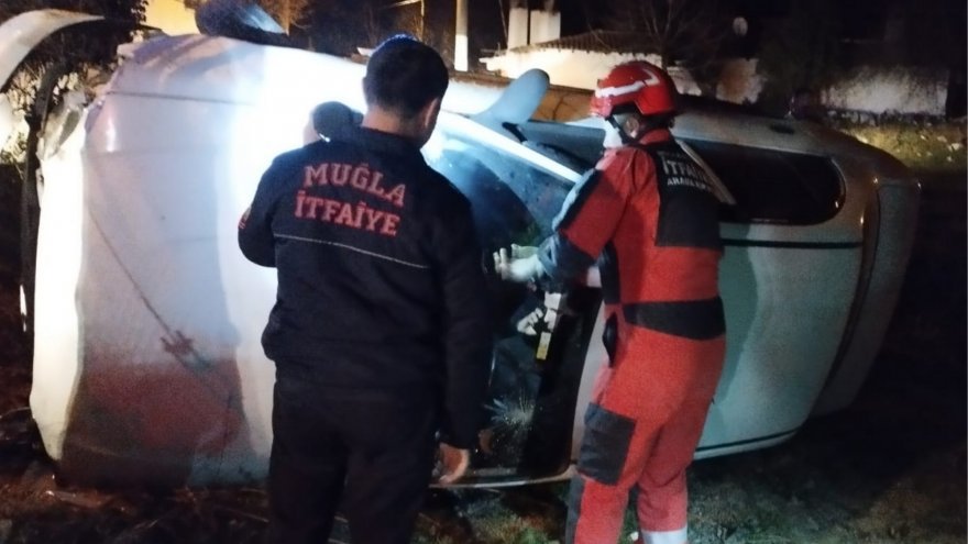 Karabağlar’da trafik kazasında araçta sıkışan vatandaş kurtarıldı