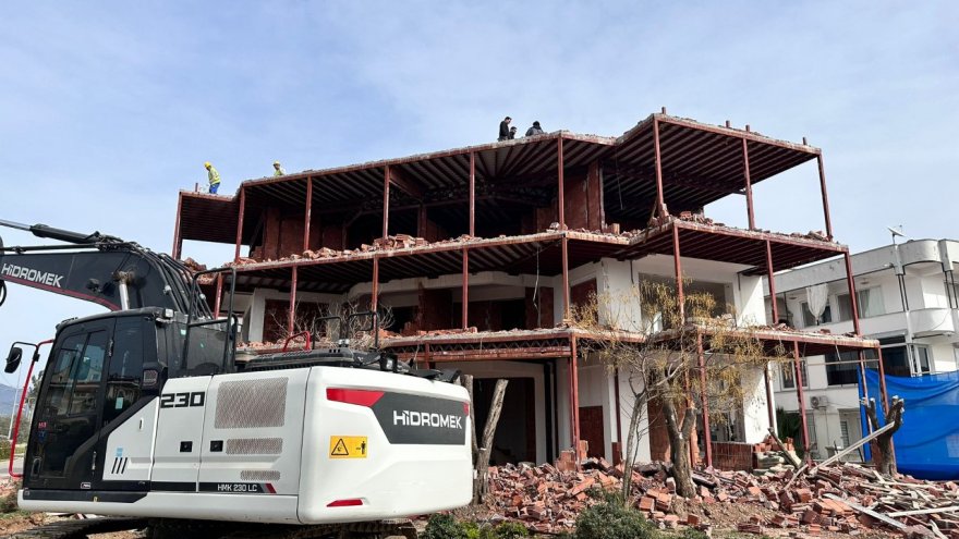 Fethiye'de bir yapının kaçak kısımları belediye ekiplerince yıkıldı