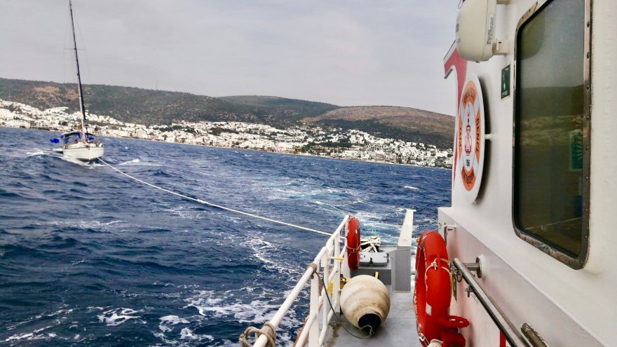 Bodrum'da denizde sürüklenen tekne, ekiplerce kıyıya yanaştırıldı