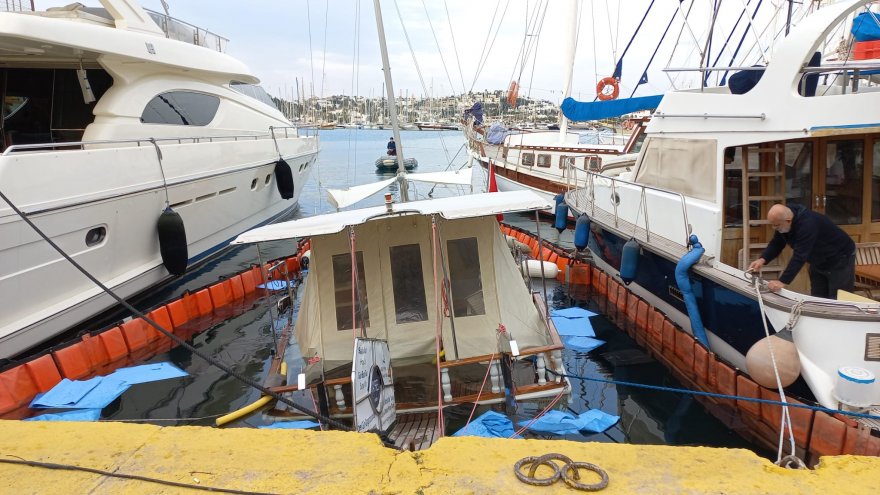 Bodrum'da su alan tur teknesi yarıya kadar battı