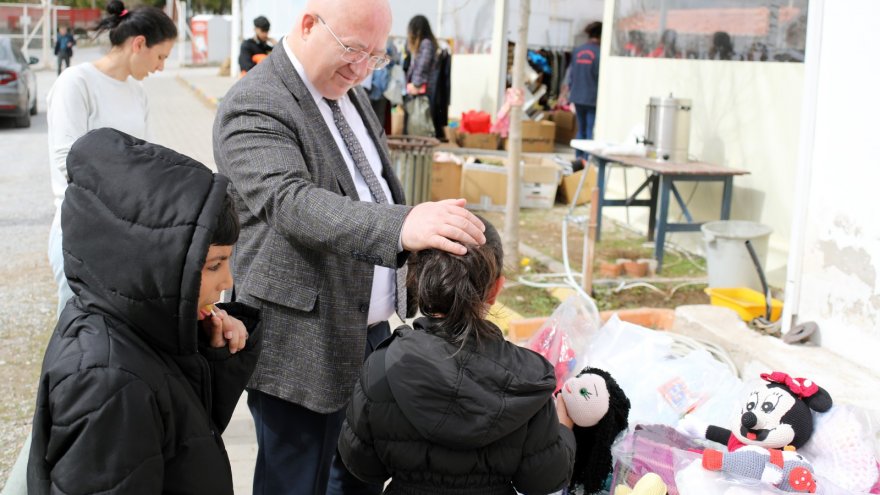 Menteşeli kadınlar depremzede çocuklar için ördü