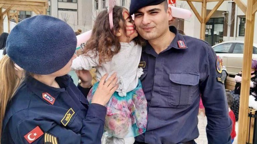 Muğla’da jandarma ekipleri depremzede çocuklara moral oldu