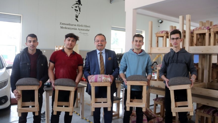 Fethiye’de öğretmen ve öğrenciler depremzedeler için masa ve tabure üretiyor