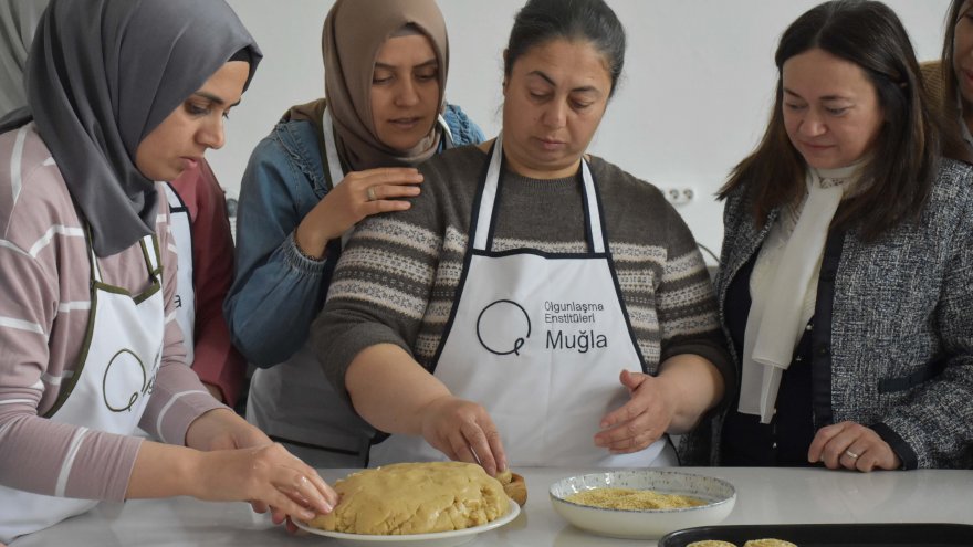 Hataylı depremzede kadınlar Muğla'da yöresel kömbelerini tanıttı