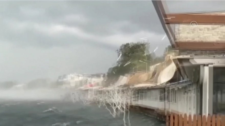 Bodrum'da fırtına nedeniyle bazı işletmelerin çatıları uçtu