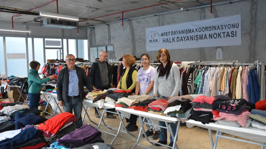 MAK depremzedelerin yanında