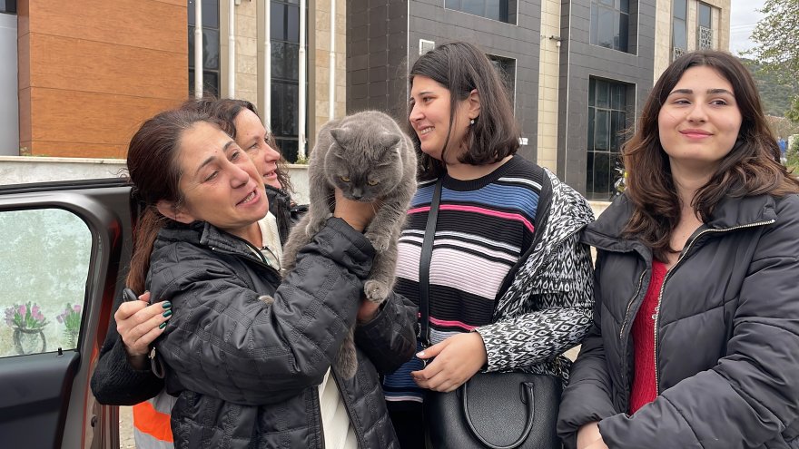 Depremzede kadın, kedisi 