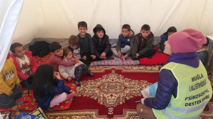 Öğretmenler psikososyal destek için deprem bölgesine gitti
