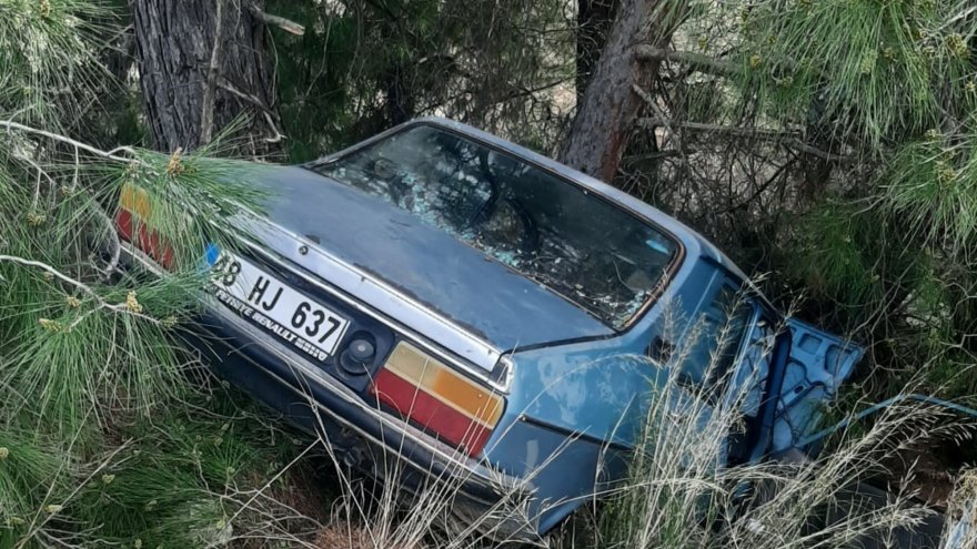 Kaza yapan otomobildeki kadın hayatını kaybederken eşi yaralandı