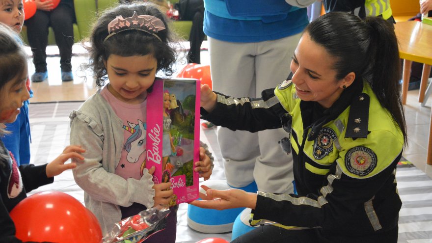 TRAFİK EKİPLERİNDEN KADINLAR GÜNÜNDE ANLAMLI ETKİNLİK