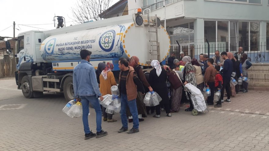 Büyükşehir ekipleri çadır kentlerin su ihtiyaçlarını karşılıyor
