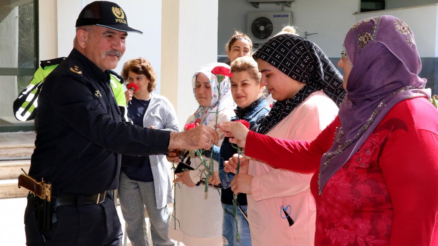 Muğla'da depremzede kadınlara karanfil dağıtıldı