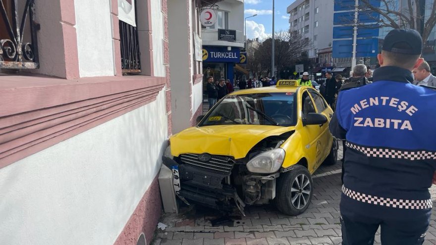 KALP KRİZİ GEÇİREN TAKSİ ŞOFÖRÜ KAZA YAPTI