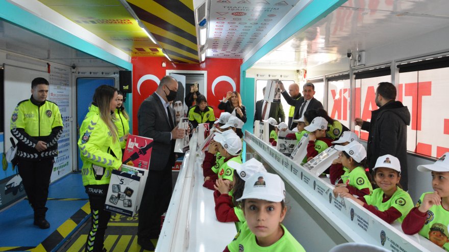 DEPREMZEDE ÇOCUKLARA UYGULAMALI TRAFİK EĞİTİMİ VERİLDİ