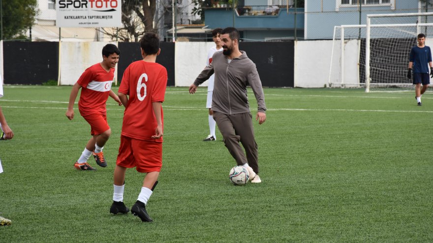 Arda Turan, depremzede çocuklarla gösteri maçı yaptı
