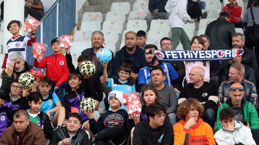 Fethiyespor taraftarından depremzedelere oyuncak