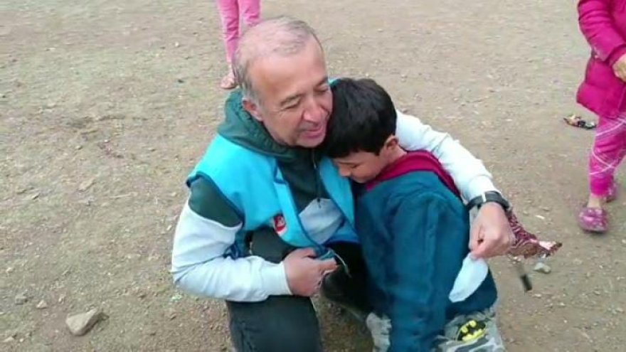 ‘MANEVİ OĞLUM’ DEDİĞİ DEPREMZEDE ARDA İLE TEKRAR BULUŞTU