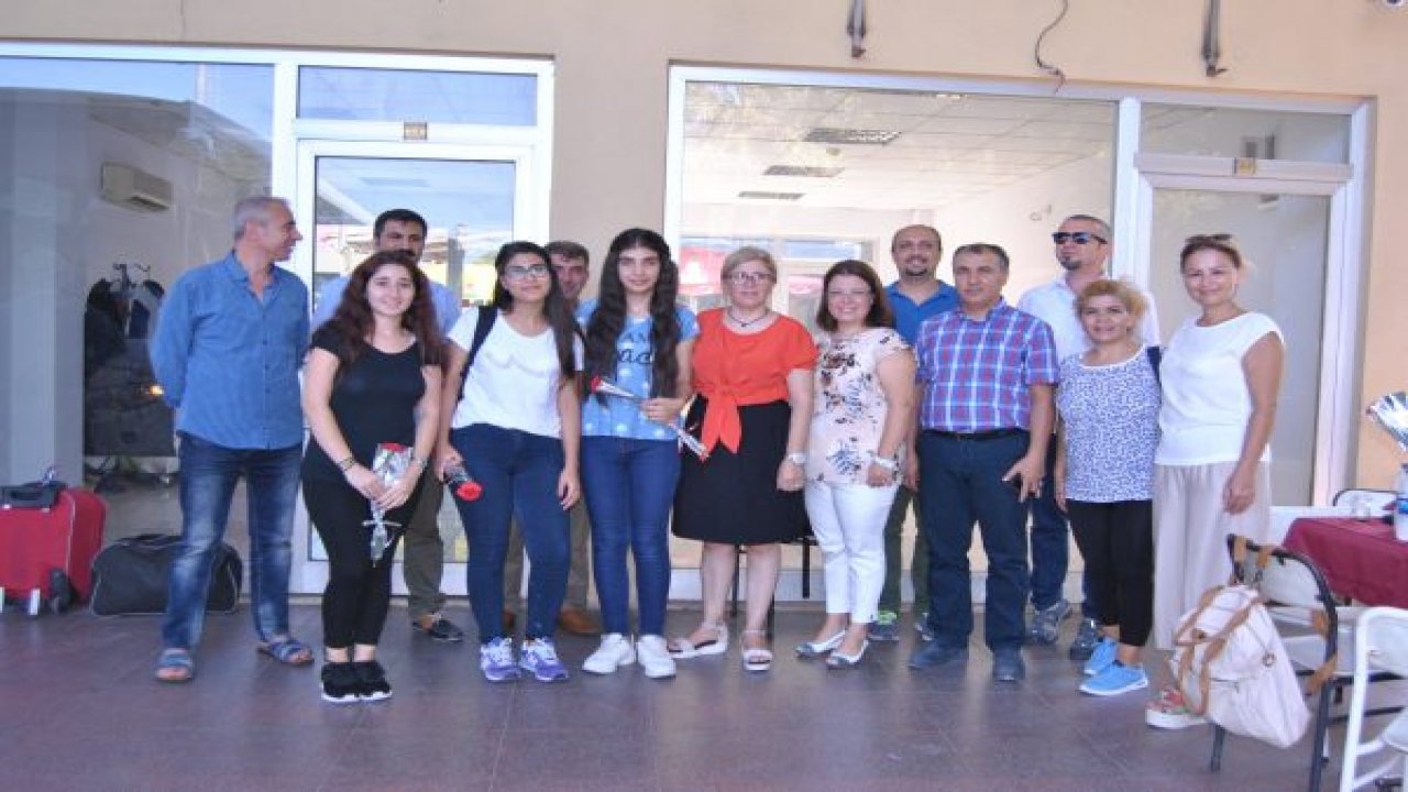 Yeni öğrenciler Fethiye'de çiçeklerle karşılandı